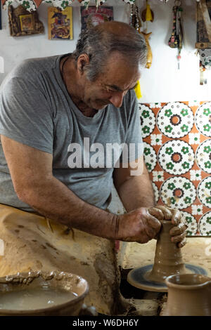 Portrait eines älteren Potter an der Arbeit an seinem Hinterrad, Keramik Keramik im traditionellen Stil der Insel Lesbos, Griechenland Stockfoto