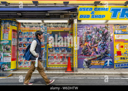 Tokio, Japan - Mar 18, 2019: Der Mann, der an ein japanisches Spiel- und DVD-Shop in Akihabara, Tokio. Es ist ein Einkaufszentrum für Videospiele, Anime, Comi Stockfoto