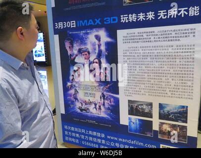 ---- Eine Chinesische filmgoer betrachtet ein Plakat des Science-fiction-Film 'Fertige Spieler Eins" in einem Kino in Peking, China, 31. März 2018. Steven Sp Stockfoto