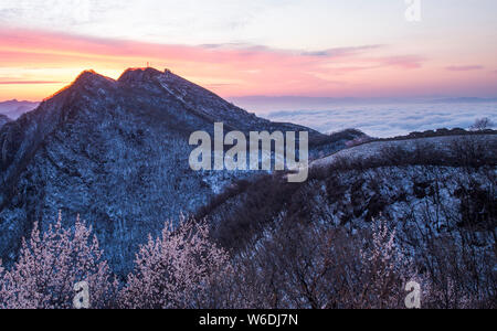 Landschaft der Jiankou Große Mauer von einem Meer von Cloud nach Frühling Schnee in Peking, China, 4. April 2018 umgeben. Jiankou Große Mauer gilt b Stockfoto