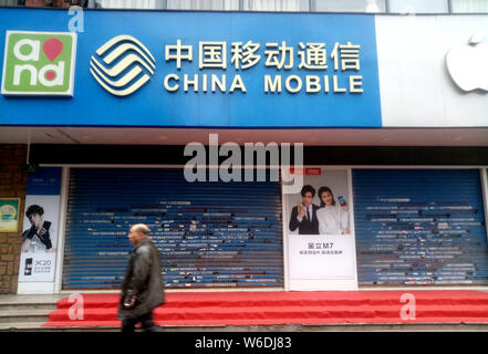 ---- Einen Fußgänger an einem Zweig von China Mobile in Shanghai, China, 15. Februar 2018. China Mobile, der größte Mobilfunkanbieter der Welt durch s Stockfoto