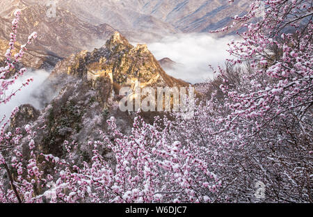 Landschaft der Jiankou Große Mauer von einem Meer von Cloud nach Frühling Schnee in Peking, China, 4. April 2018 umgeben. Jiankou Große Mauer gilt b Stockfoto