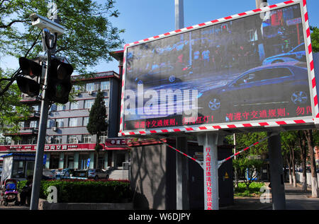 Einem Bildschirm, der Bilder von Fußgängern, die versuchen, Strassen zu überqueren Anzeige illegal wird dargestellt, an der Kreuzung von Jiukeshu East Road und Liyuan North Street in Zu Stockfoto