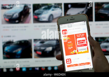 ---- Eine Chinesische mobilephone Benutzer verwenden Sie die App der Chinesischen second-hand-Auto Handelsplattform Renrenche auf seinem Smartphone in Guangzhou City, South China" Stockfoto