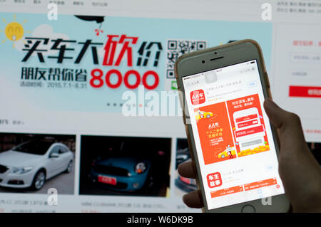 ---- Eine Chinesische mobilephone Benutzer verwenden Sie die App der Chinesischen second-hand-Auto Handelsplattform Renrenche auf seinem Smartphone in Guangzhou City, South China" Stockfoto