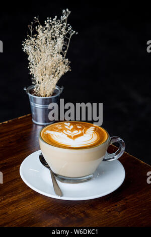 Eine Tasse Kaffee latte Swan Form auf Holz Tisch. Bild vertikal Stockfoto