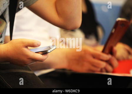 ---- Chinese Handy Benutzer verwenden ihre Smartphones im Internet surfen in eine U-Bahn in Nanjing city an, der ostchinesischen Provinz Jiangsu, 14. Juni Stockfoto