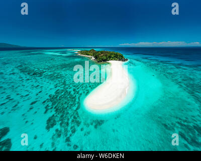 Wirklich erstaunlich tropische Insel mitten im Ozean. Luftaufnahme von einer Insel mit weißen Sandstränden und wunderschönen Lagunen Stockfoto