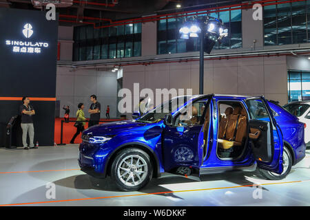 ---- Leute besuchen Sie den Stand von Singulato Motoren während des 17 Shanghai Internationalen Automobil- Ausstellung, die auch als Auto Shanghai bekannt Stockfoto