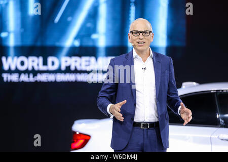 Mitglied des Vorstands der BMW AG, spricht neben dem brandneuen BMW M2 Wettbewerb am Stand von BMW im 15 Beijing International Stockfoto
