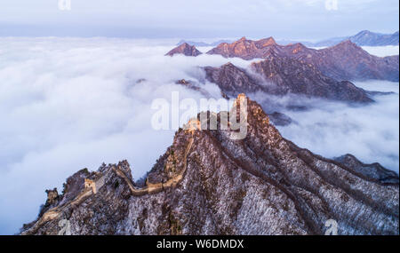 Landschaft der Jiankou Große Mauer von einem Meer von Cloud nach Frühling Schnee in Peking, China, 4. April 2018 umgeben. Jiankou Große Mauer gilt b Stockfoto