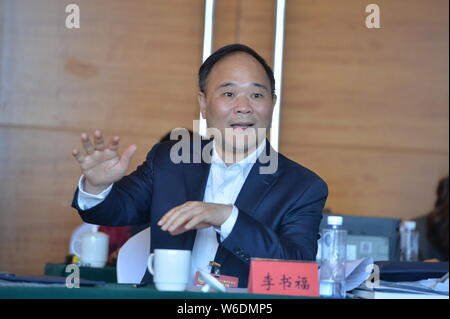 ------ Li Shufu, Vorsitzender der Zhejiang Geely Holding Group Co., Ltd., nimmt an einer Podiumsdiskussion während der 5. Tagung der 12. Nationalen Committ Stockfoto