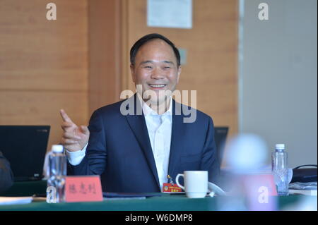 ------ Li Shufu, Vorsitzender der Zhejiang Geely Holding Group Co., Ltd., nimmt an einer Podiumsdiskussion während der 5. Tagung der 12. Nationalen Committ Stockfoto