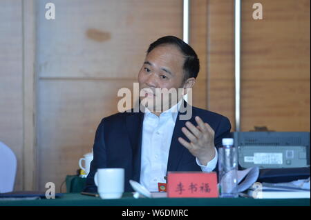 ------ Li Shufu, Vorsitzender der Zhejiang Geely Holding Group Co., Ltd., nimmt an einer Podiumsdiskussion während der 5. Tagung der 12. Nationalen Committ Stockfoto