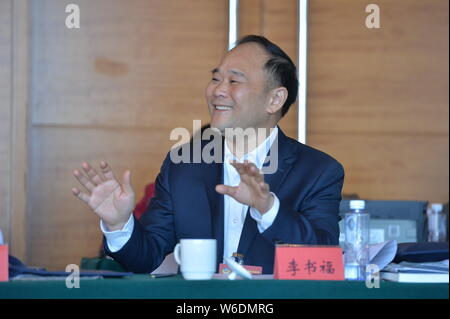 ------ Li Shufu, Vorsitzender der Zhejiang Geely Holding Group Co., Ltd., nimmt an einer Podiumsdiskussion während der 5. Tagung der 12. Nationalen Committ Stockfoto