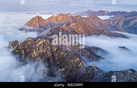 Landschaft der Jiankou Große Mauer von einem Meer von Cloud nach Frühling Schnee in Peking, China, 4. April 2018 umgeben. Jiankou Große Mauer gilt b Stockfoto