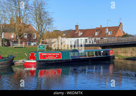 Rose von Hungerford 15-04 vertäut am Ufer des Kennet and Avon Canal, Hungerford, einer historischen Stadt in Berkshire, England Stockfoto