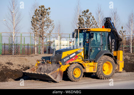 Russland Kemerovo 2019-04-11 Rad Traktor Bagger mit Schaufel. Konzept die Bauarbeiten in der industriellen Standort, Arbeitsplatz im Freien, schwere Equipme Stockfoto