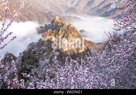 Landschaft der Jiankou Große Mauer von einem Meer von Cloud nach Frühling Schnee in Peking, China, 4. April 2018 umgeben. Jiankou Große Mauer gilt b Stockfoto