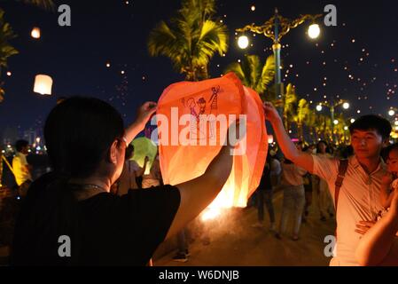 Menschen release Himmelslaternen, auch als Laternen Kongming bekannt, bei der Bank von lancang River der 1380Th neues Jahr des Dai ethnische Minderheit zu feiern. Stockfoto