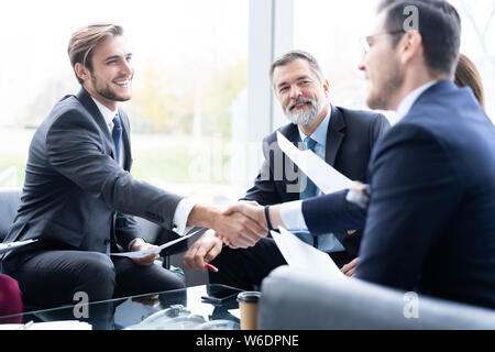 Geschäft Leute die Hände schütteln, bis Beendigung einer Versammlung. Handshake. Geschäftskonzept. Stockfoto