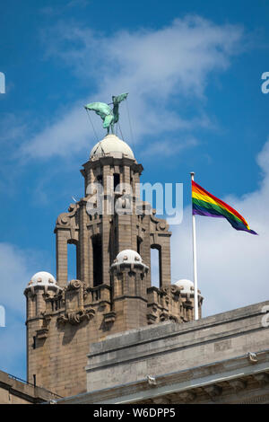 LGBT-Flagge auf das Liver Building in Liverpool, Großbritannien Stockfoto