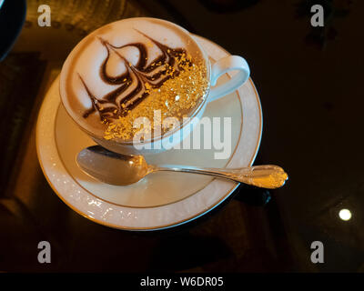 Tasse Kaffee mit schönen Kaffee Schaum und Goldstaub in der Form einer Moschee Stockfoto