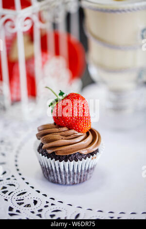 Chocolate Cake mit Erdbeeren Stockfoto