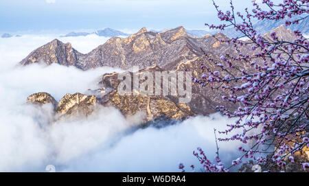 Landschaft der Jiankou Große Mauer von einem Meer von Cloud nach Frühling Schnee in Peking, China, 4. April 2018 umgeben. Jiankou Große Mauer gilt b Stockfoto