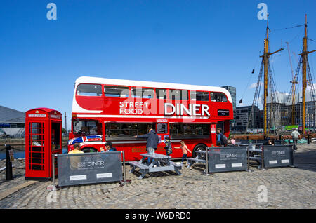 Ein umgebauter Doppeldeckerbus, jetzt ein Restaurant, das in Liverpool, Großbritannien, Mahlzeiten im Freien serviert Stockfoto