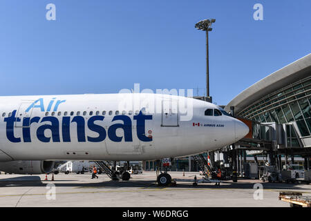 Colombier-Saugnieu (Frankreich). Flughafen Lyon Saint-Exupery. Ein Airbus A330 Flugzeug der Kanadischen "Air Transat" Fluggesellschaft stationiert Stockfoto