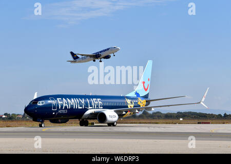 Colombier-Saugnieu (Frankreich). Flughafen Lyon Saint-Exupery. FamilyLife.com Werbung auf der Kabine eines Flugzeugs des Typs Boeing 735 der "TUI" Stockfoto