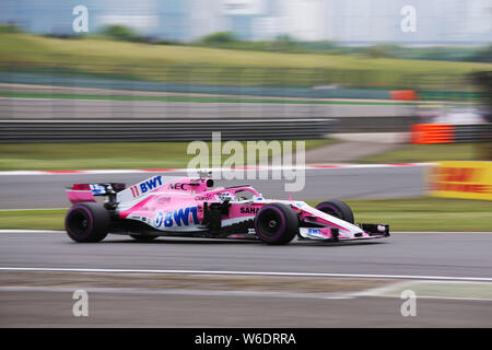 Mexikanische F1 Fahrer Sergio Perez von Force India-Mercedes lenkt sein Auto während des Qualifying für die 2018 Formel 1 Grand Prix von China am Stockfoto