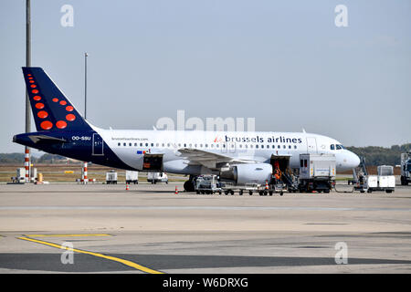 Colombier-Saugnieu (Frankreich). Flughafen Lyon Saint-Exupery. Ein Airbus A 319-111 Flugzeug der Belgischen Brussels Airlines Company auf der tar Stockfoto