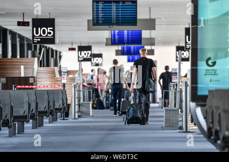 Colombier-Saugnieu (Frankreich). Flughafen Lyon Saint-Exupery. Passagiere, die Trolley Koffer, auf dem Weg zu den Gates. Stockfoto