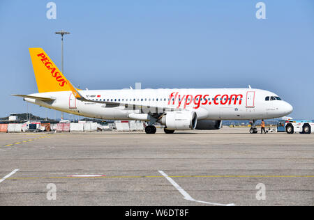 Colombier-Saugnieu (Frankreich). Flughafen Lyon Saint-Exupery. Ein Airbus A320neo Flugzeug der Türkischen Pegasus Billigfluggesellschaft in der tarma Stockfoto