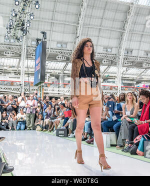 21. Juli 2019 - London. UK Pure London SS 20 catwalk Laufsteg Ereignis, das Modell zu Fuß zurück. Stockfoto