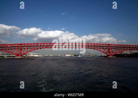 Blick auf der Welt - am längsten freitragenden Dachstuhl span, Minato Brücke, in Osaka, Japan, 25. April 2018. Die minato Bridge ist ein Doppeldecker cantileve Stockfoto