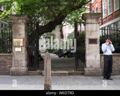 St. Olave's House aka Upwell alten Judentums ist der Turm der Kirche St. Olave Judentum, ein ehemaliger Friedhof jetzt einen abgeschiedenen wetterte Garten häufig von Büroangestellten verwendet Stockfoto