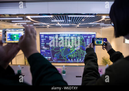 Ansicht der AI Visual Product 'Tianyao' Verkehrspolizei mit Maschine zu ersetzen 24 Uhr Patrouille in 360 ã-Modus bei der Hangzhou City Gehirn in Hangzh durchzuführen Stockfoto