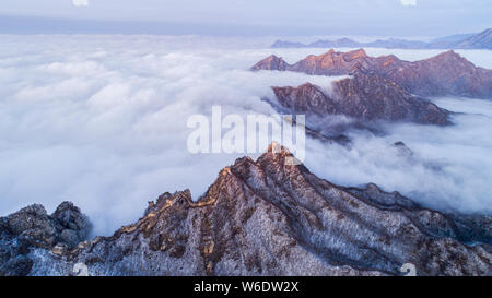 Landschaft der Jiankou Große Mauer von einem Meer von Cloud nach Frühling Schnee in Peking, China, 4. April 2018 umgeben. Jiankou Große Mauer gilt b Stockfoto