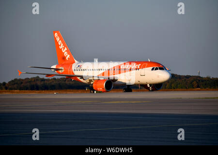 Colombier-Saugnieu (Frankreich). Flughafen Lyon Saint-Exupery. Ein Airbus A 319-111 Flugzeug der EasyJet low-cost Fluggesellschaft, warten fo Stockfoto