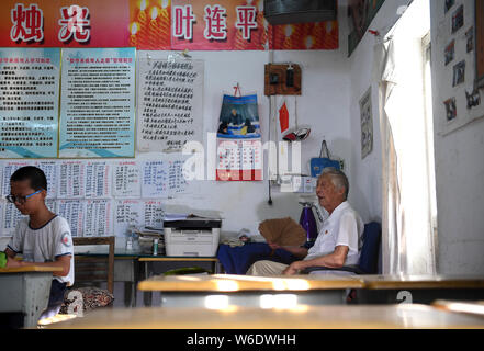 (190801) -- HEXIAN, August 1, 2019 (Xinhua) - Ihr lianping wartet eine Englische Lektion zu geben im Klassenzimmer der 'Zuhause für Kinder' - hinter in Buchen Dorf Hexian County links, der ostchinesischen Provinz Anhui, 31. Juli 2019. Ihr lianping, einen 92-jährigen pensionierten Lehrer in Buchen Dorf Hexian County, Einrichten der 'Home links hinter Kindern" im Jahr 2000, um sie zu unterrichten Englisch Unterricht für Sie kostenlos. Wie die meisten jungen Menschen Arbeit weit entfernt, Ältesten und Kinder hinter sind im Dorf links. Ohne Kind selbst, Ihr lebt mit seiner Frau in ein Bungalow gebaut vor 30 Jahren, wo er die Kinder bietet Stockfoto