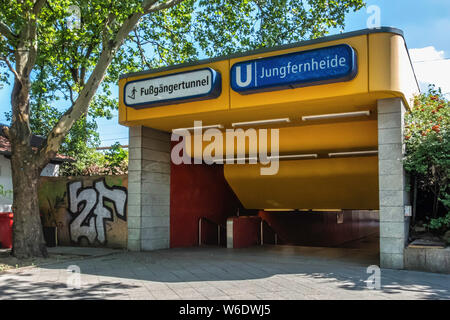 Jungfernheide U-Bahn U-Bahn Station dient U7 Linie in Charlottenburg-North, Berlin. Tunnel & Eingang an der Plattform. Stockfoto