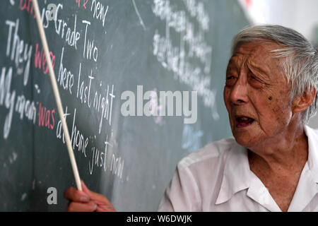 (190801) -- HEXIAN, August 1, 2019 (Xinhua) - Ihr lianping gibt einen Englisch Lektion an der Klassenzimmer der 'Zuhause für Kinder' - hinter in Buchen Dorf Hexian County links, der ostchinesischen Provinz Anhui, 31. Juli 2019. Ihr lianping, einen 92-jährigen pensionierten Lehrer in Buchen Dorf Hexian County, Einrichten der 'Home links hinter Kindern" im Jahr 2000, um sie zu unterrichten Englisch Unterricht für Sie kostenlos. Wie die meisten jungen Menschen Arbeit weit entfernt, Ältesten und Kinder hinter sind im Dorf links. Ohne Kind selbst, Ihr lebt mit seiner Frau in ein Bungalow gebaut vor 30 Jahren, wo Er bietet jenen Kindern, die Liv Stockfoto