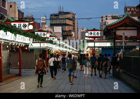 Die Menschen wandern in der nakamise Markt in der Nähe des Asakusa Tempel Stockfoto