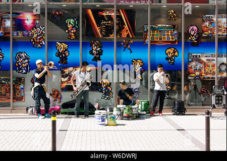 Straßenmusikanten spielen vor einem Videospiel shop Akihabara Bezirk Stockfoto