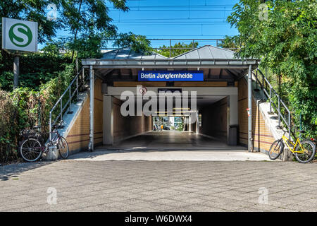 Jungfernheide S-Bahn Eingang in Charlottenburg, Berlin Stockfoto