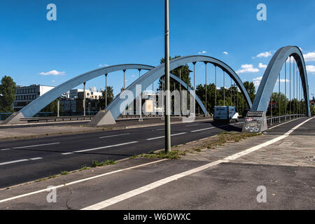 Mörsch Brücke ist eine Brücke, gebunden - Bogenbrücke und Stahl Brücke, von 2004-2006 über WesthafenKanal in Charlottenburg-Berlin gebaut wurde. Stockfoto