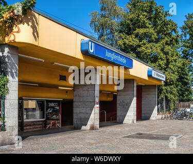 Jungfernheide U-Bahn U-Bahn Station dient U7 Linie in Charlottenburg-North, Berlin Außen- und Eingang. Stockfoto